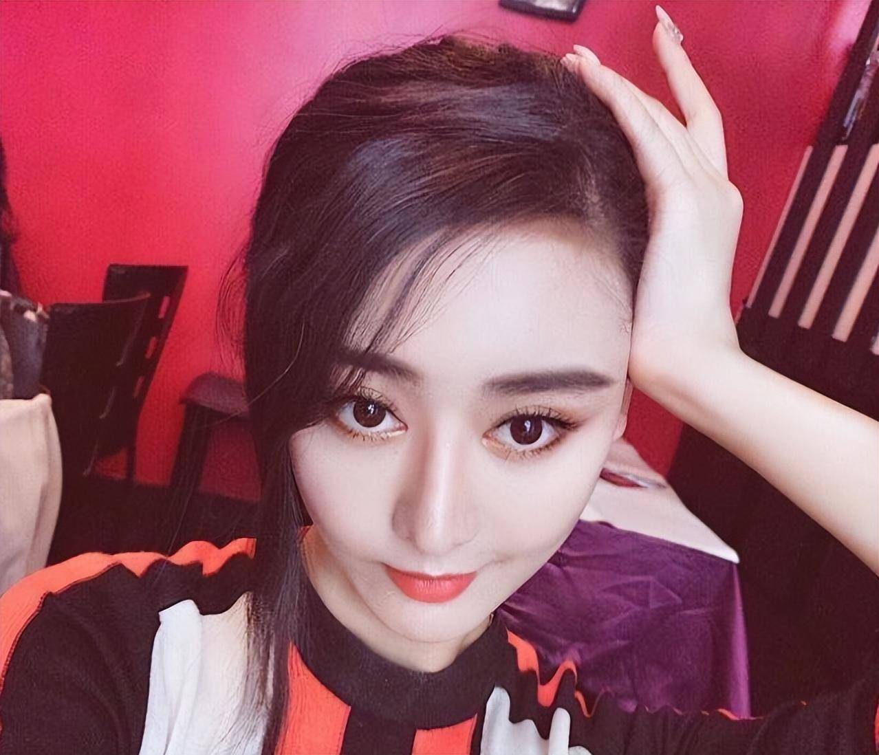 用5套别墅钱整成明星出道,嫁主刀医生,婚后发现丈夫有个男朋友_何承熹