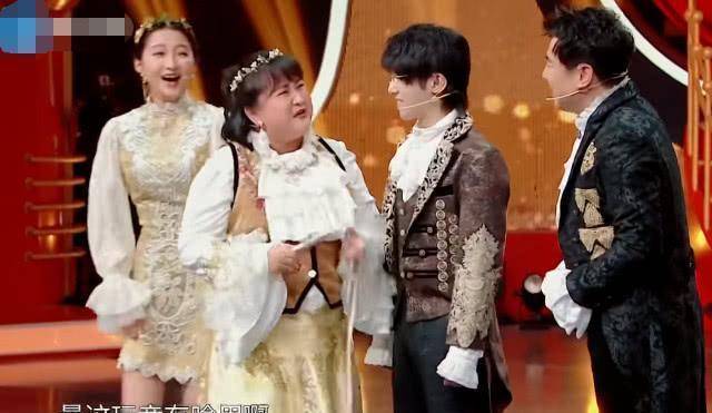 大家起哄要看关晓彤量腰围,有谁注意量完,贾玲的反应?