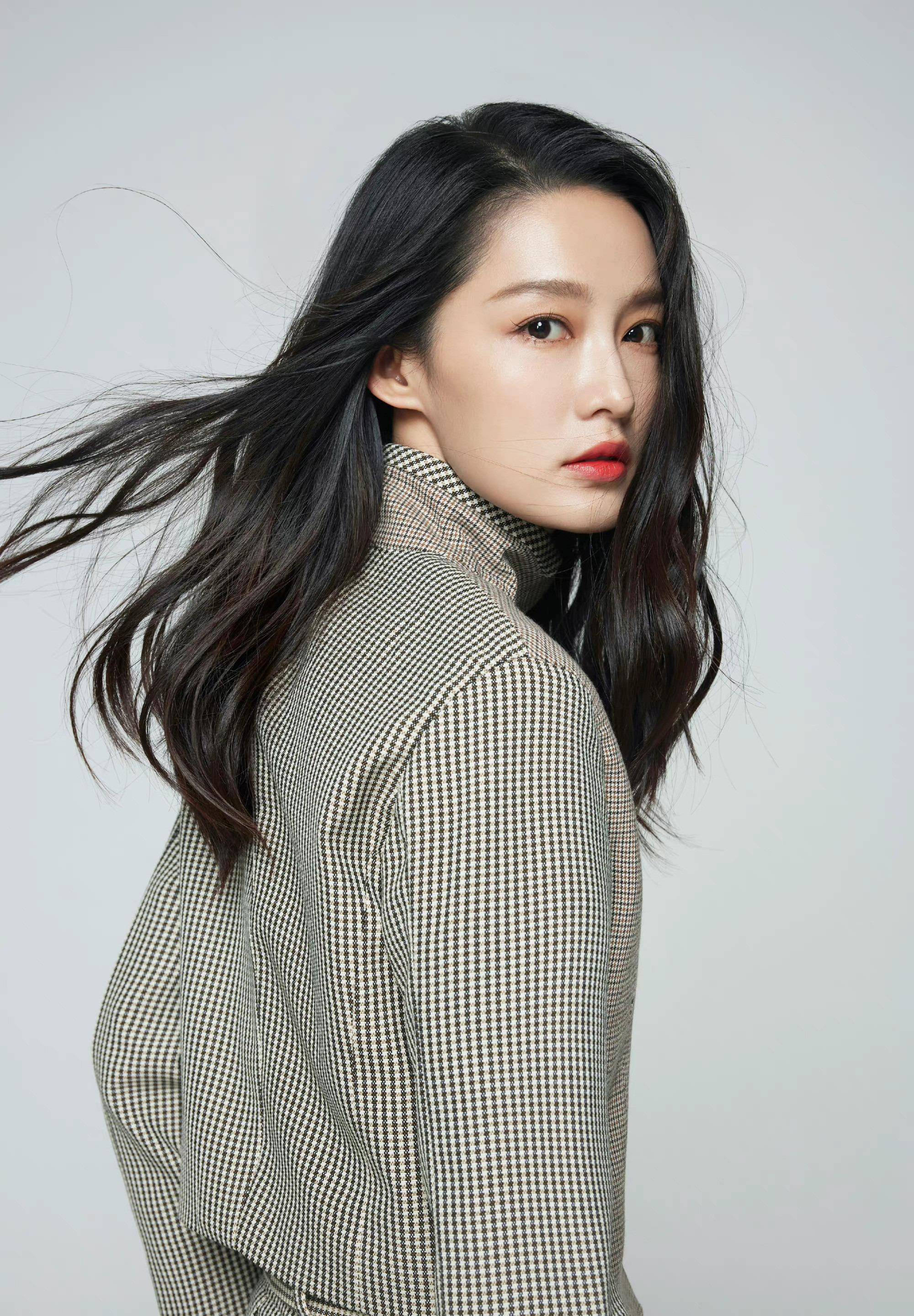 41岁宋慧乔和33岁李沁"撞衫",让我明白了:"气质"有多重要_衣服_格子