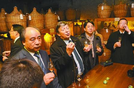 不了解中国白酒的外国旅客，喝完后直呼：下次再也不敢随意喝了！(图4)