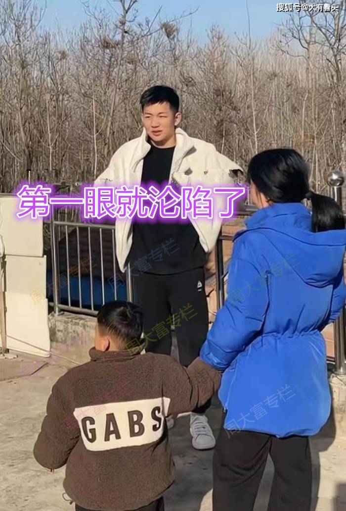 二婚女子和孩子去相亲,男子当场向她表白:看到你第一眼就沦陷了