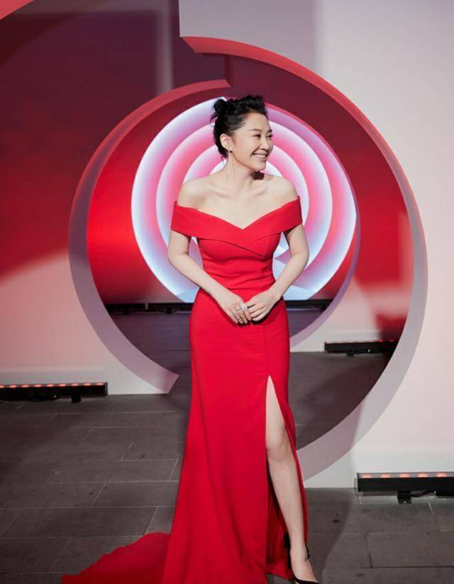 51岁把吊带裙穿成抹身材裙不够,还把裙摆开到大腿_长裙_气质_活动