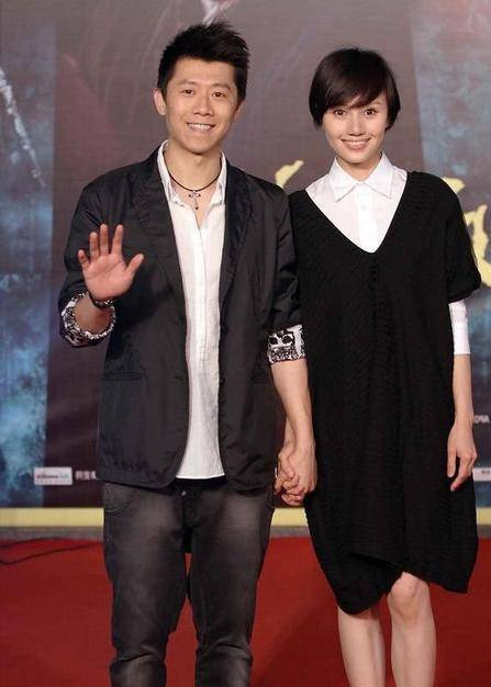 夏雨:结婚不邀请父亲,婚后与母亲明算账,妻子袁泉为他感到心疼_父母