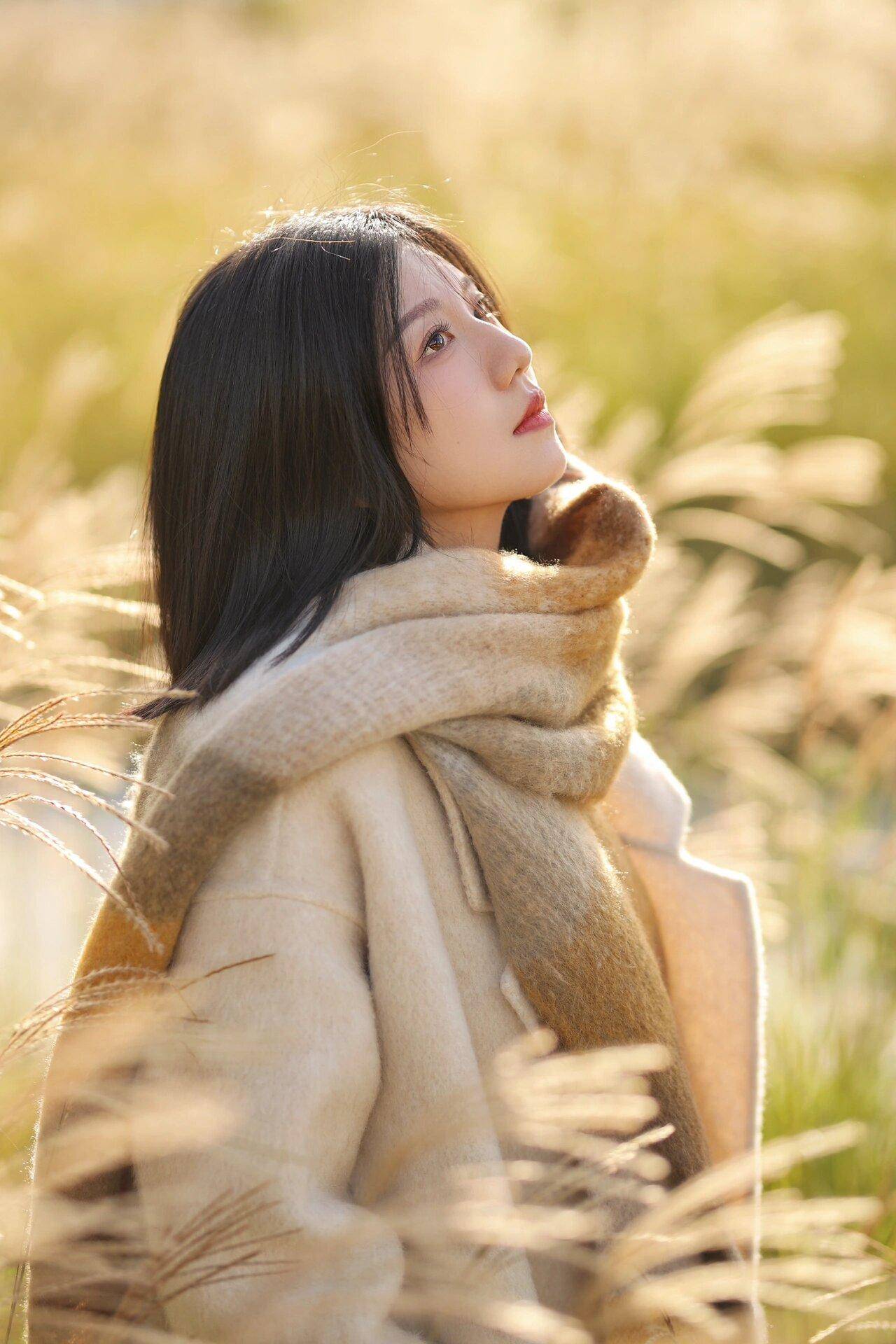 侧身望远拍照,侧一下你的小身板,摆拍一个仰头看远方的姿势,这个姿势