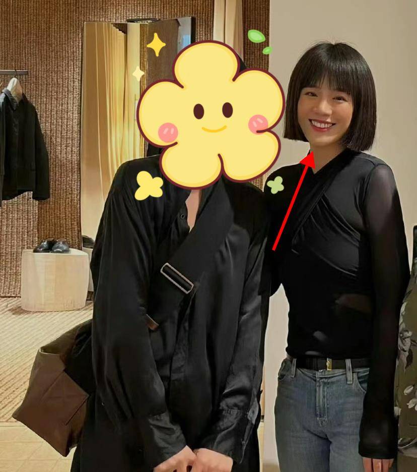 马思纯现身巴黎被偶遇,近状曝光差点认不出,身材暴瘦模样变化大_网友