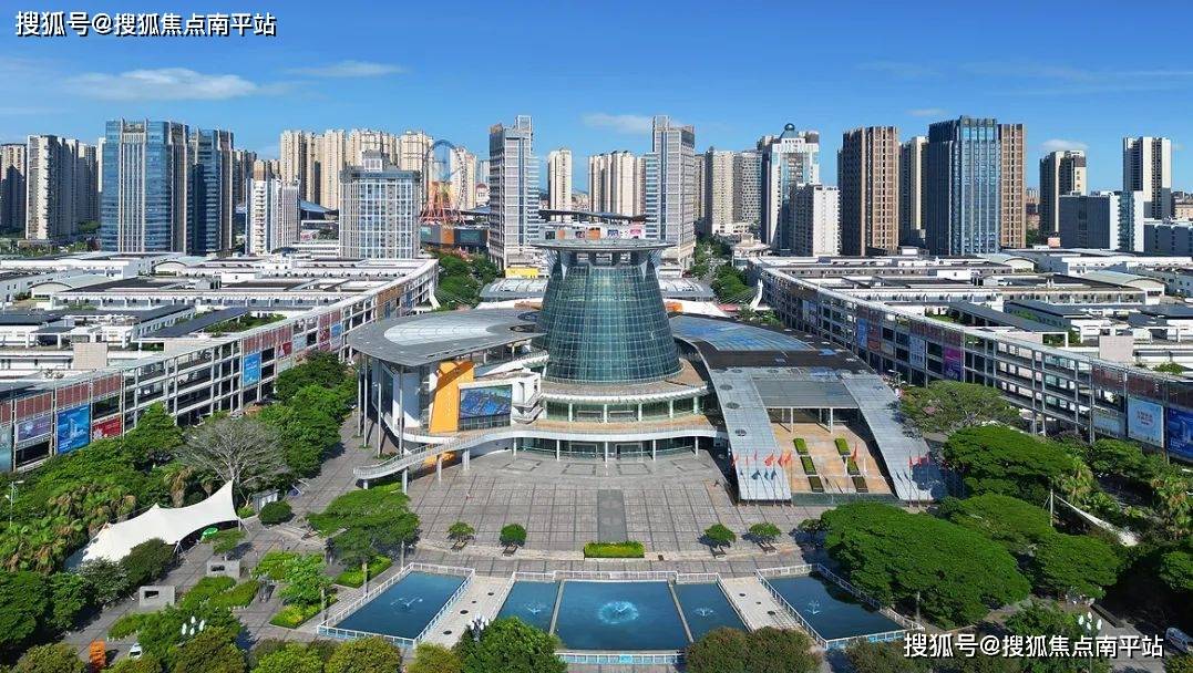 石狮服装城实景图坐拥服装城,轻纺城,摩天城的城南凭借强大的服装产业