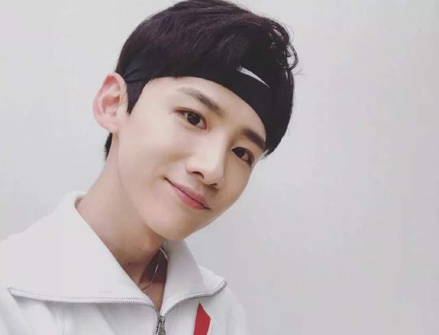 在白敬亭工作室澄清前,很多人将白敬亭与李易峰联系到一起.