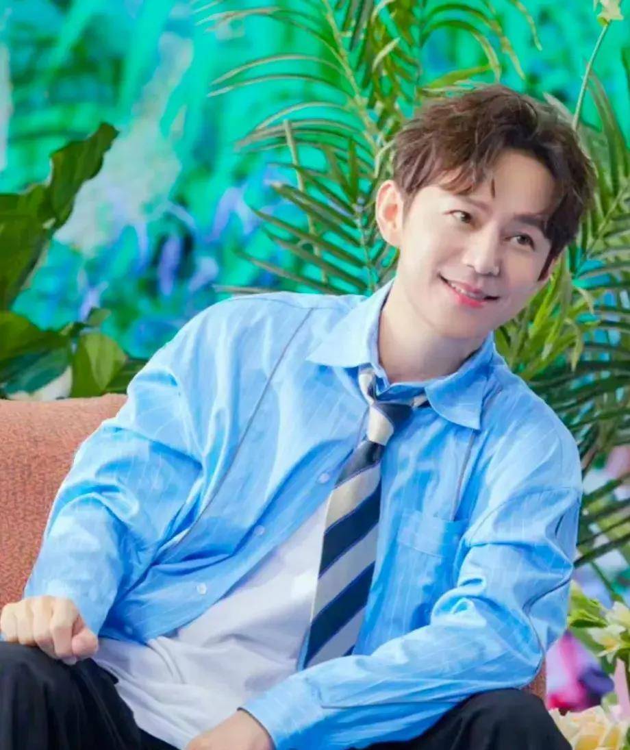 何炅 胡歌 刘涛 钟楚曦 龚俊 周深 肖战 杨紫 曾舜晞 刘诗诗_生活