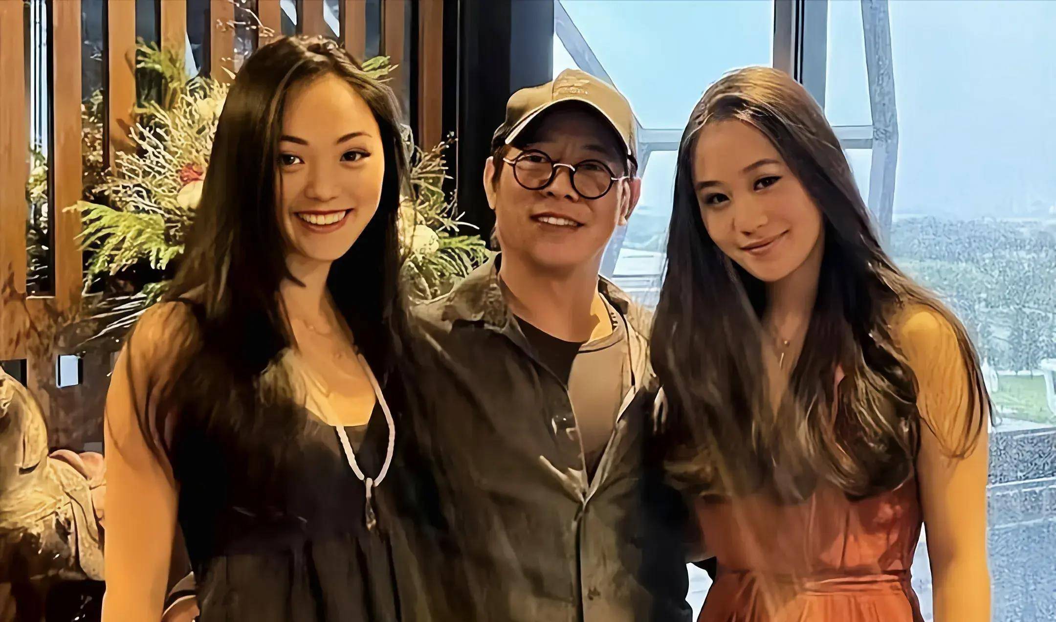 李连杰到台湾出席活动,被23岁大女儿坐大腿,疑似有意捧女儿出道_jane