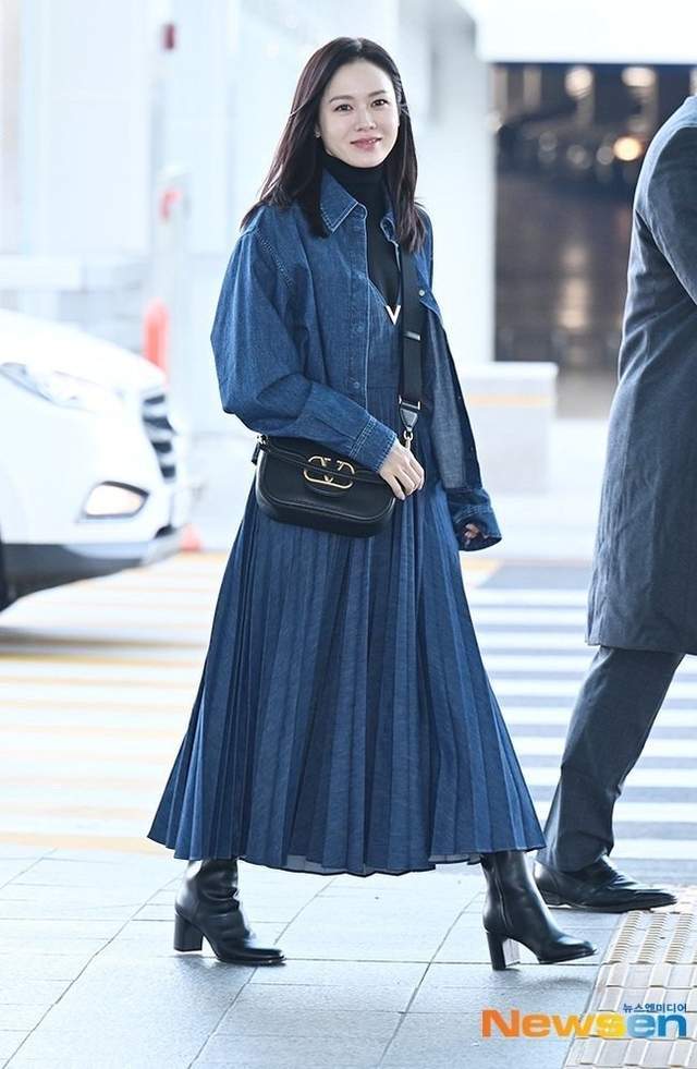 孙艺珍"颜值回春",穿牛仔蓝百褶裙连衣裙搭黑色高领,温柔大气_身材