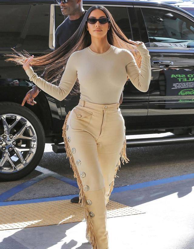 金卡戴珊出街又美了!