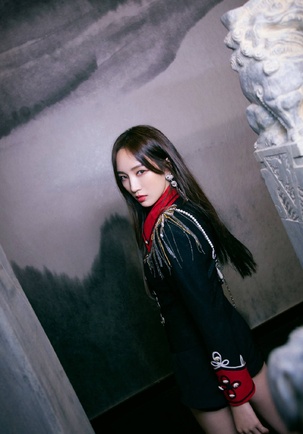 而孟佳的这一套"制服 短裤"的组合,也很值得推荐.