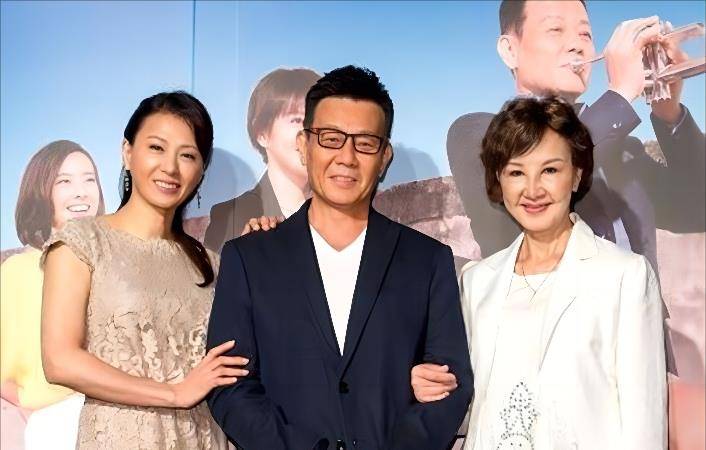 娶两个老婆住一个家,69岁依旧四处奔波的寇世勋,真的快乐吗?