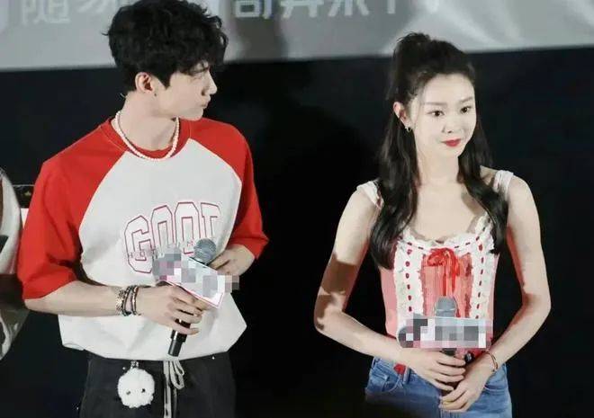 白敬亭戴红绳,被爆与宋轶分手._因为_关晓彤_全程