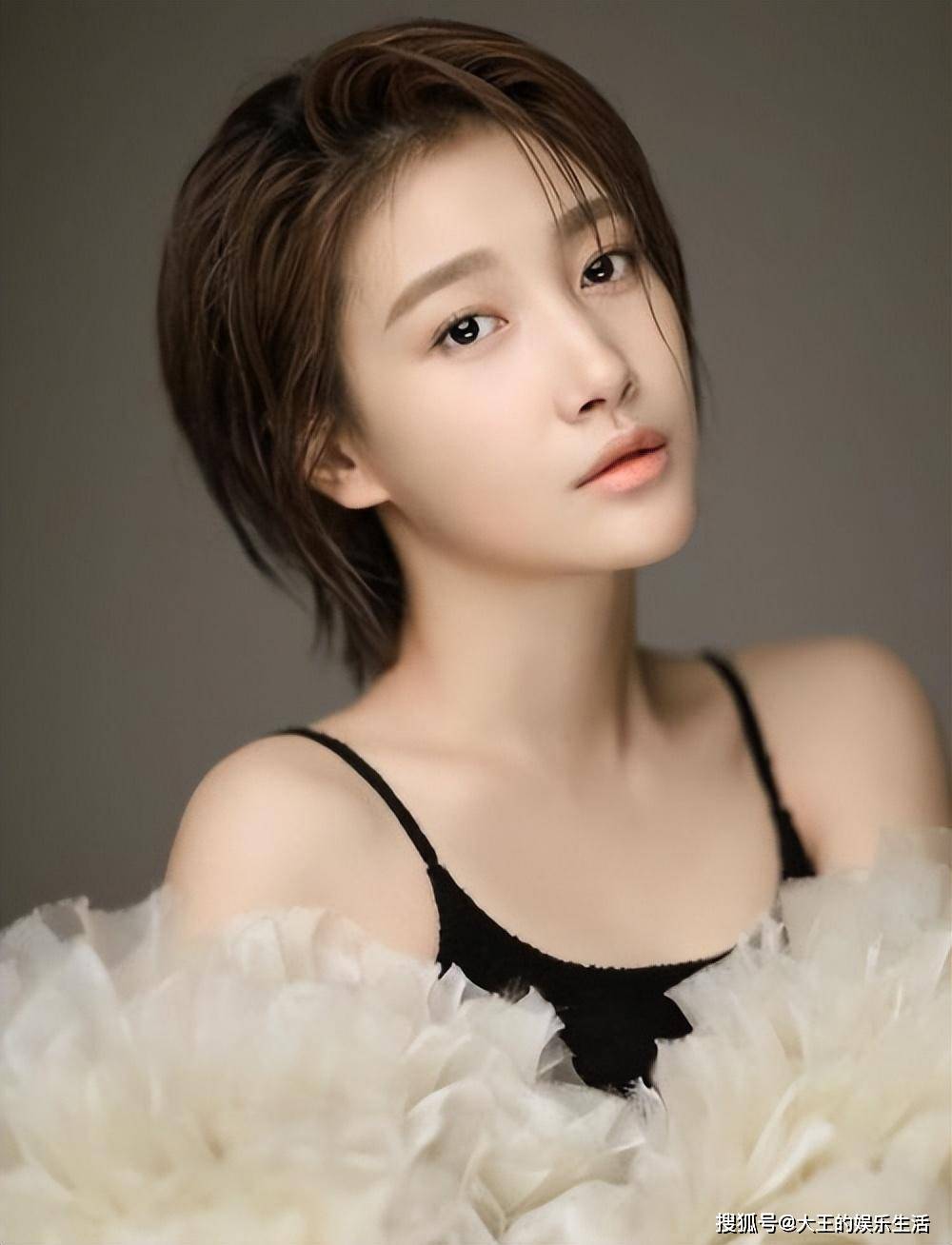 "黄金女配"啜妮:被陈建斌冯小刚大赞,33岁却为何一直不想红?