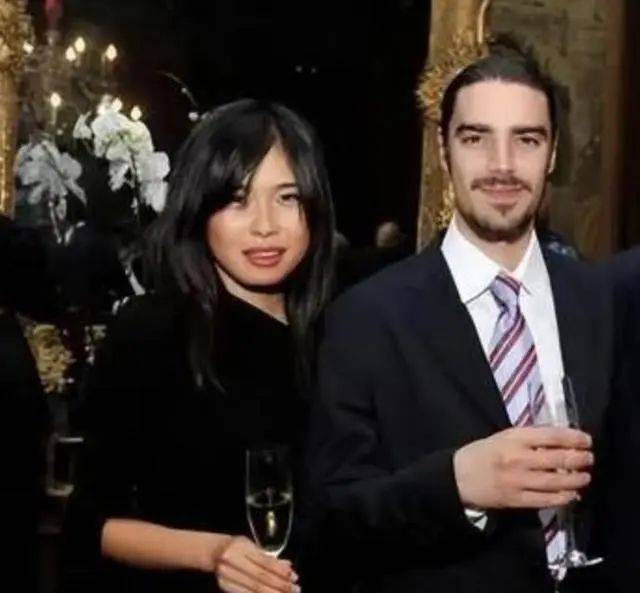 查尔斯和李然交换联系方式后,他们之间的交流越发频繁,常常结伴外出