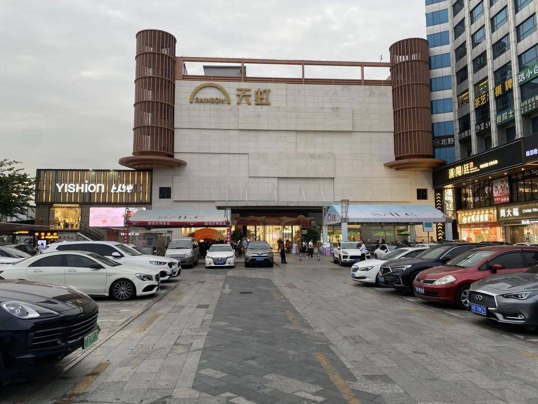 除了以上之外,铱星云商还探访了位于地铁6号线光明大街站的光明广场