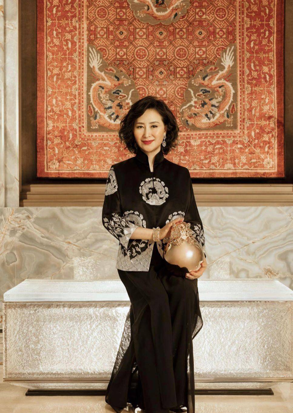 读完何超琼和陈澜你就明白了陈岚虽然有向太的身份,但她的影响力并不