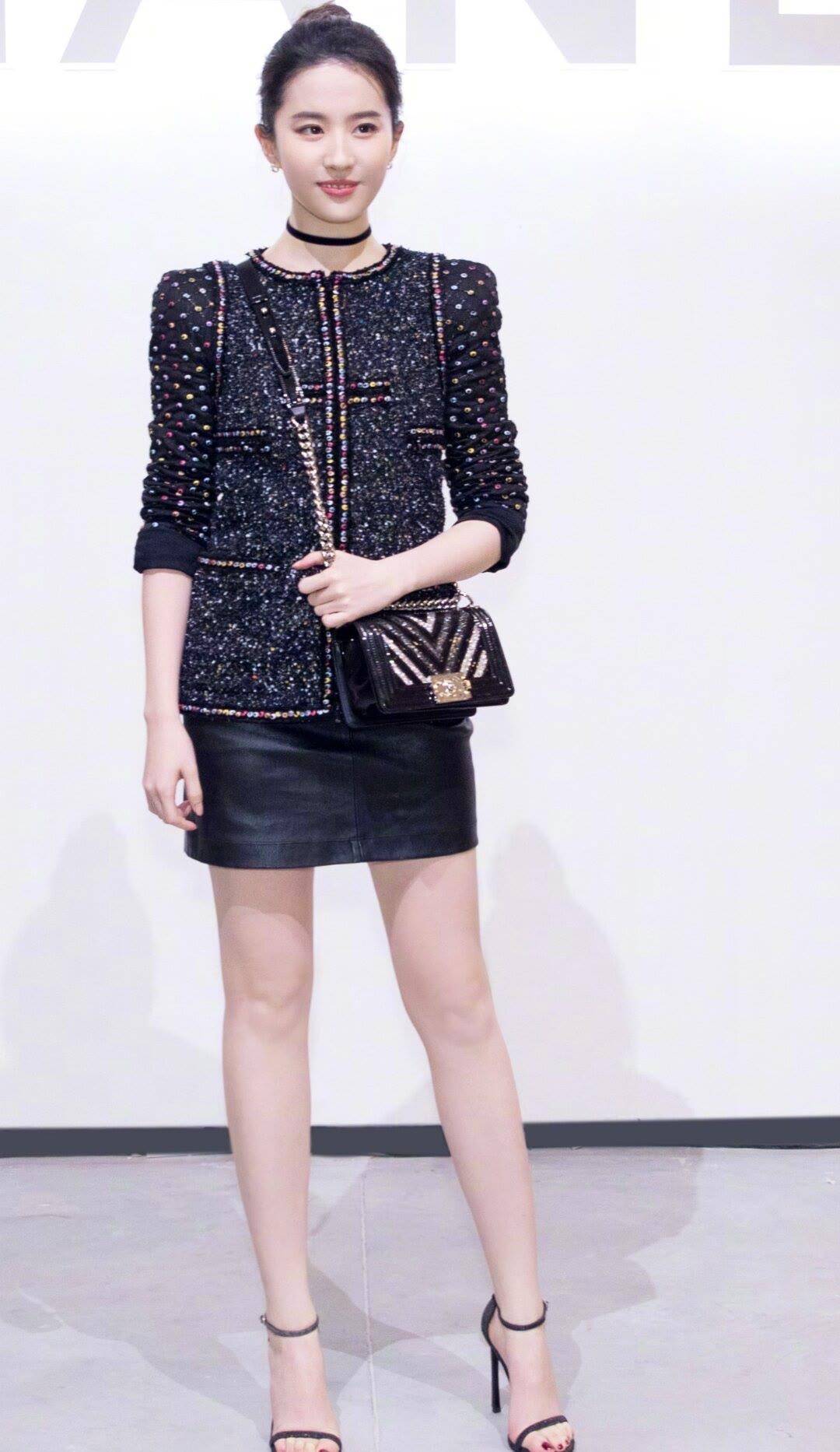 刘亦菲近照太惊艳,黑色外套陪短裙尽显美腿,网友:让人着迷_女性_身材