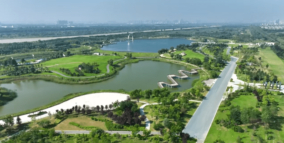 这里不仅拥有未来西安城中河渭河生态公园一线景观资源,万亩绿地用地