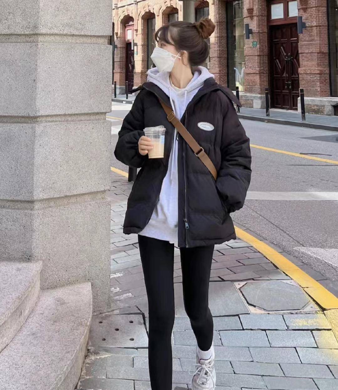 "羽绒服 鲨鱼裤 老爹鞋":2023年最火街拍穿搭,洋气显瘦又增高