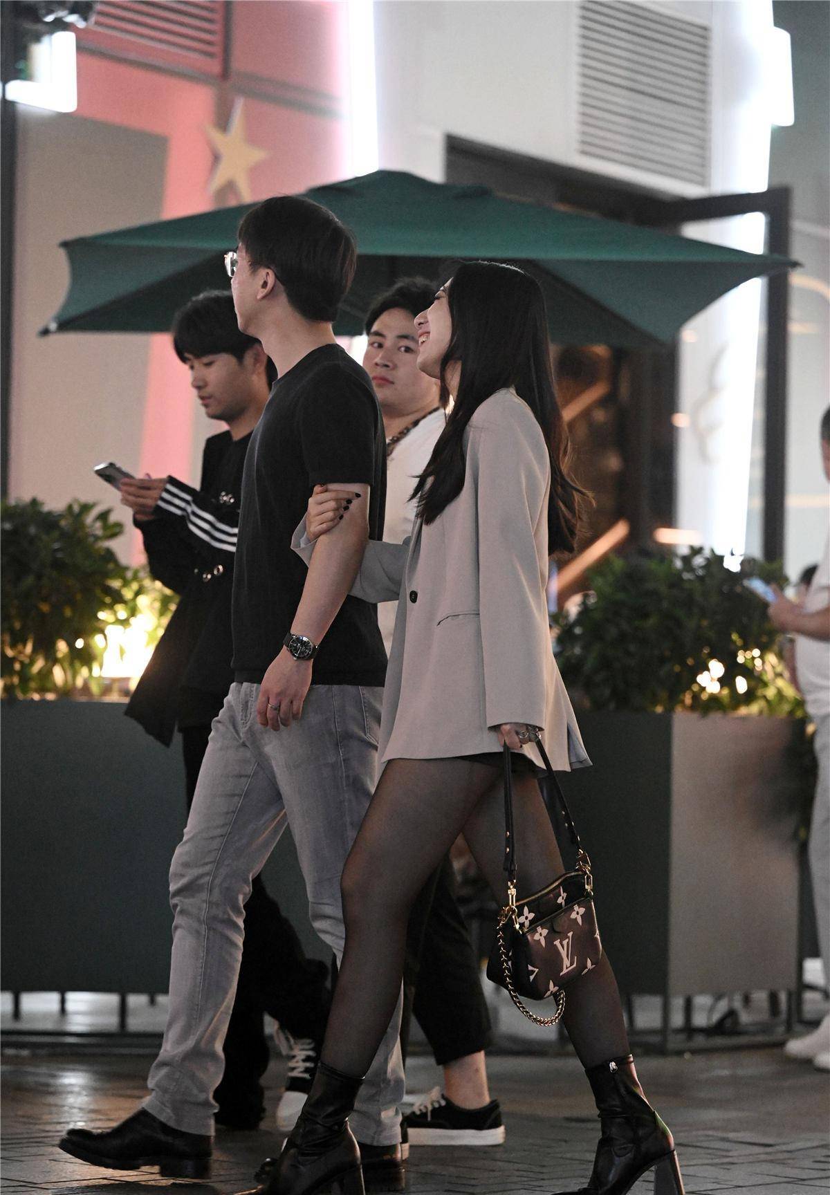 美女选择了黑色的鞋子,款式大胆.鞋跟底部较厚,顶部较窄.