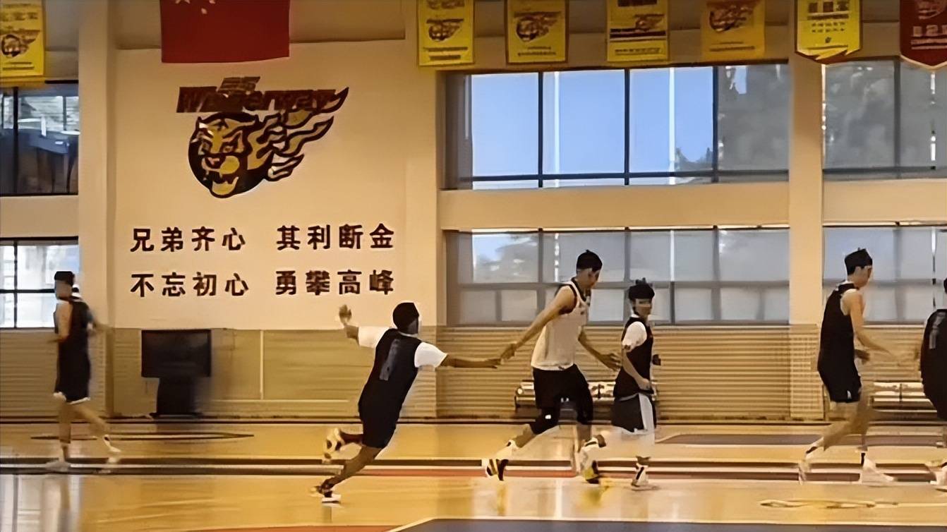 周琦首次参加全队合训,三分准过胡明轩,与沃特斯甜蜜牵手_宏远_训练