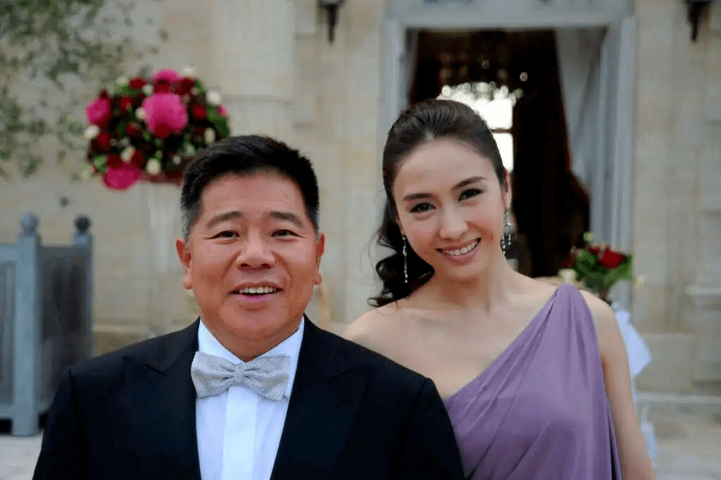 52岁年薪600万,住3亿豪宅,嫁跛脚富商_黎姿_弟弟_上市公司