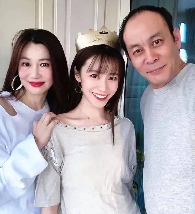 张光北全家长相都一般,她31岁就跟妈妈一样显老,顶星二代光环却被颜值