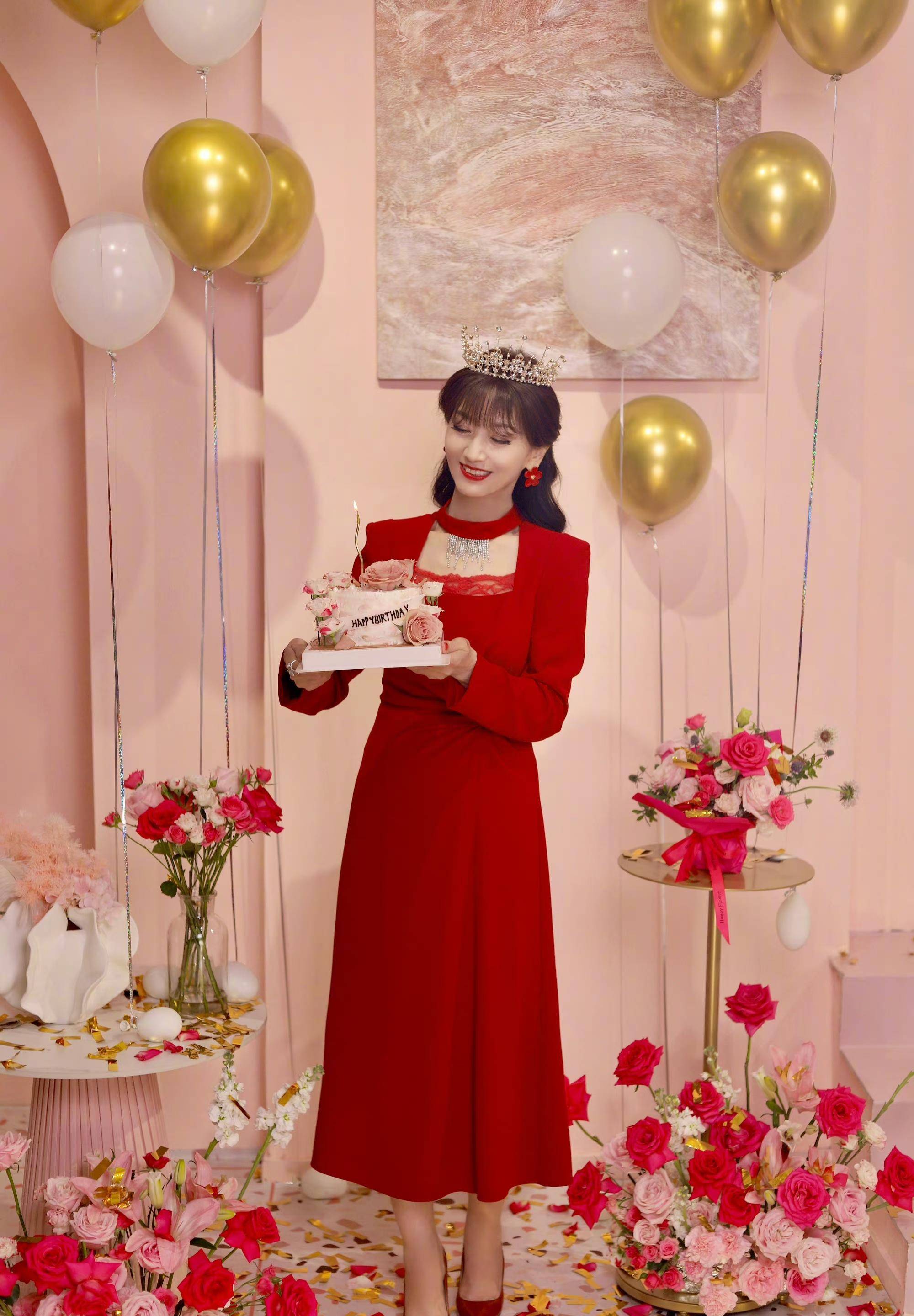 赵雅芝70岁生日照,纤腰,少女脸赛过40岁风姿,真是"人比花娇"_女性