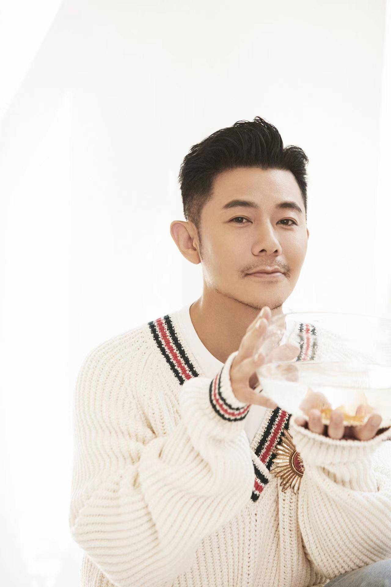 安琥小雪写真 白色毛衣尽显暖男气质_感觉_哥哥_邻家