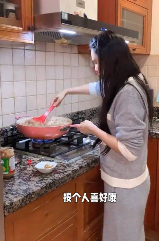 伊能静公开上海别墅,家有厨师保姆和司机,4个佣人照顾6岁的女儿_秦昊