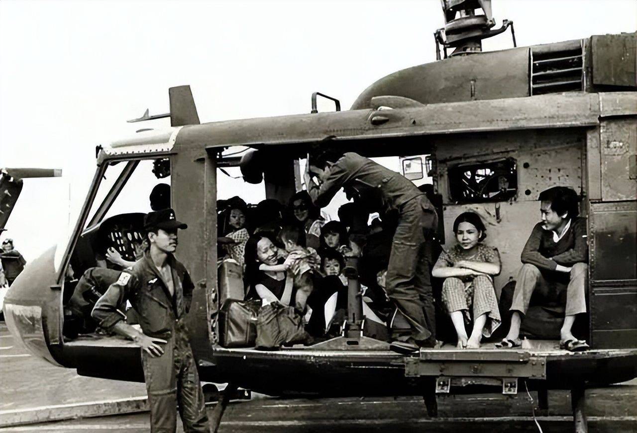 珍贵档案,美国的"西贡时刻",美军仓皇逃离,将越南人打落飞机