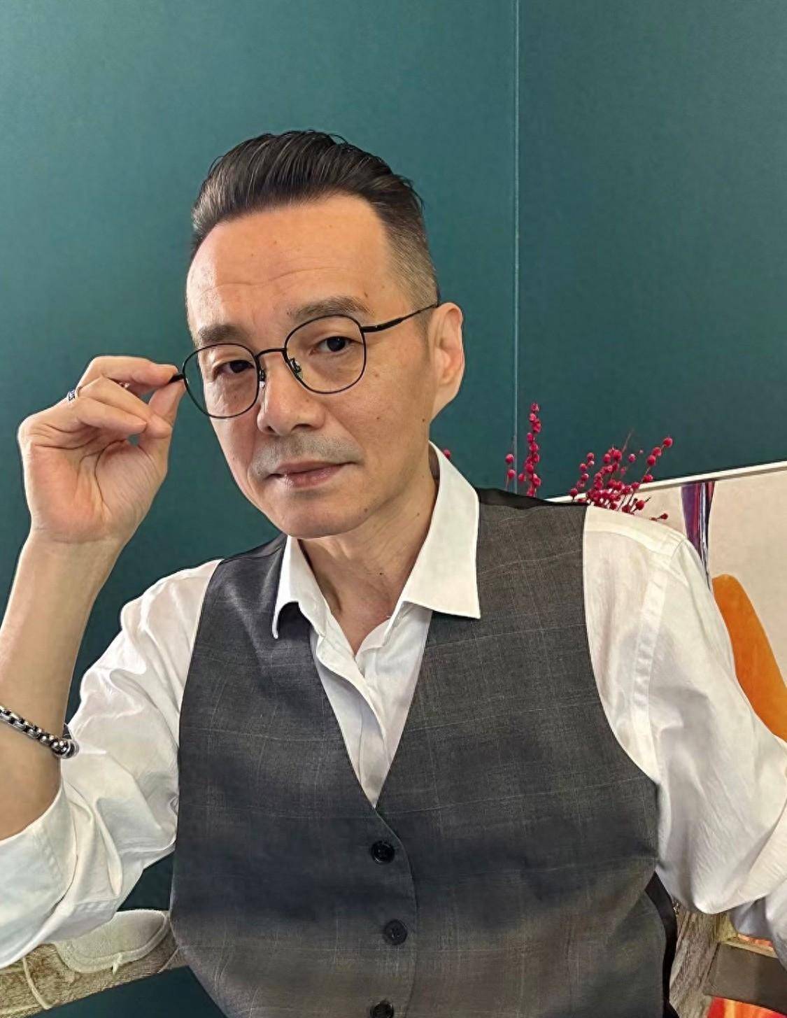 后脑勺能够凸显出成熟男人的稳重气质,整个人会显得更加绅士,优雅.