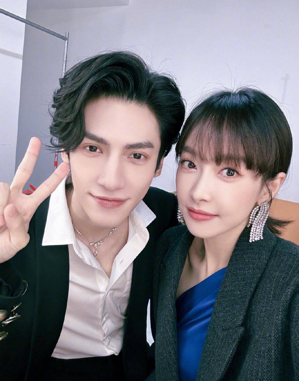 罗云熙分享自己和宋茜的合照,头靠头笑对镜头,梦回心跳源计划_娱乐