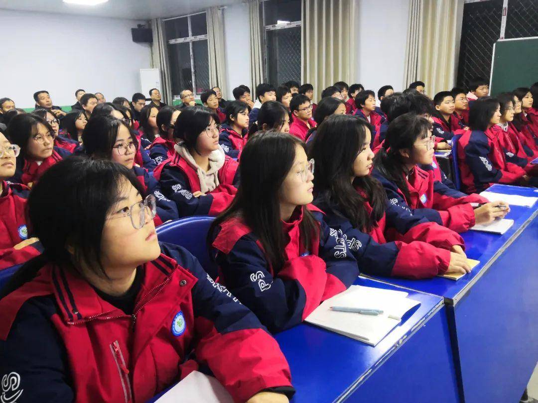 邓州市五高中召开优质班会课观摩学习活动