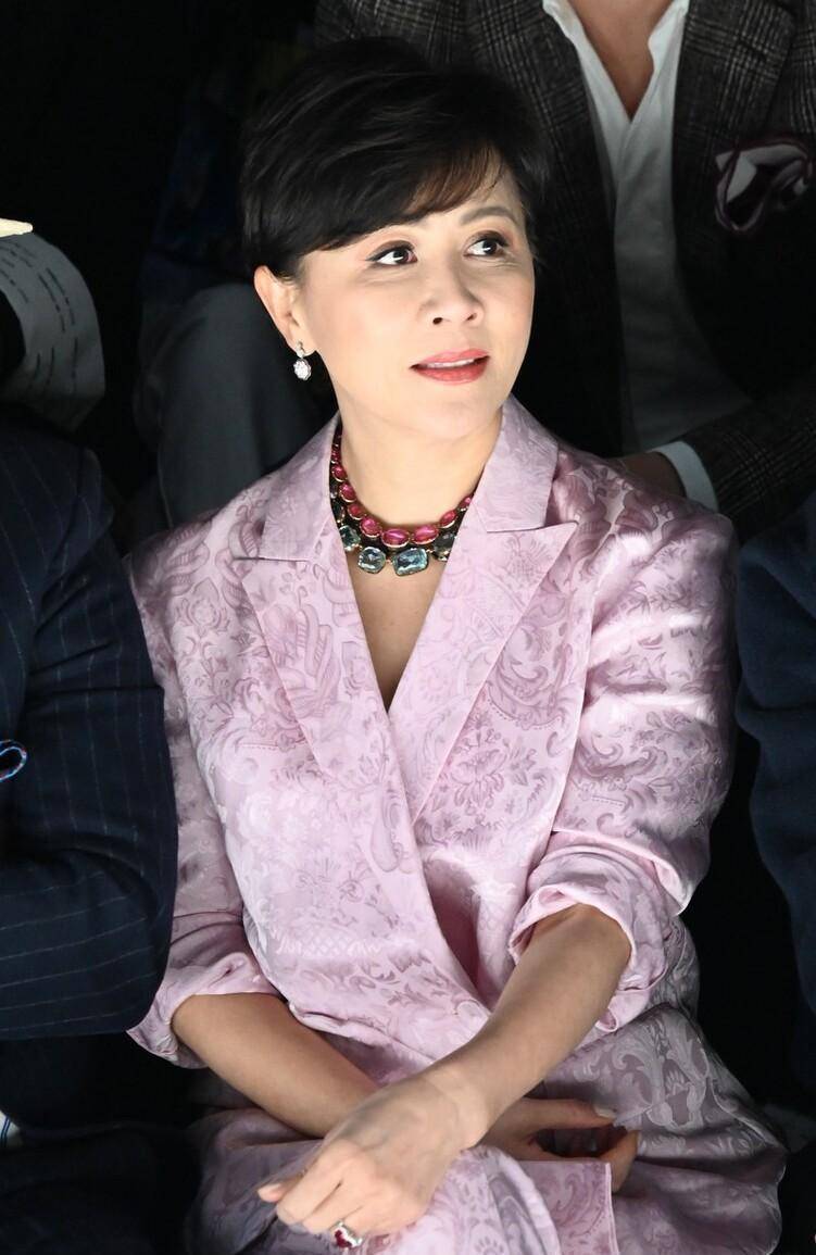 刘嘉玲为老公出镜,身穿精致优雅的穿孔外套,搭配粗金项链,超级高贵