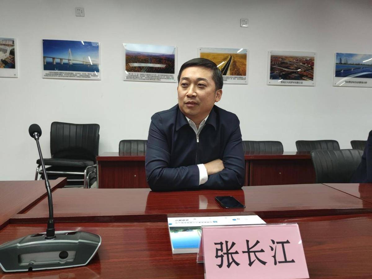 张长江总经理表示,感谢家乡领导的关怀关心,我们一定发扬龙乡人勤奋