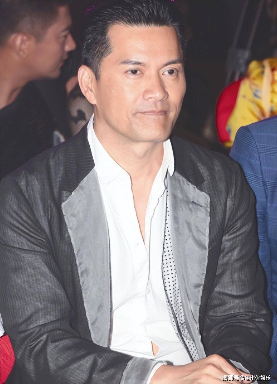 "吕良伟被称做冻龄男神"三婚娶贵州富婆,二婚邝美云,一婚周海媚_生活