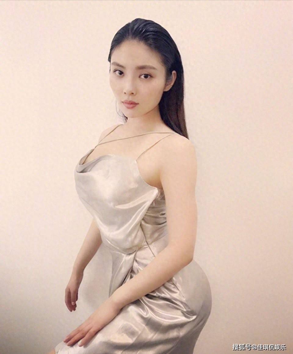 王晶捧了3年都没火,刘德华也带不动,却被沈腾带领挣取25亿票房_徐冬冬