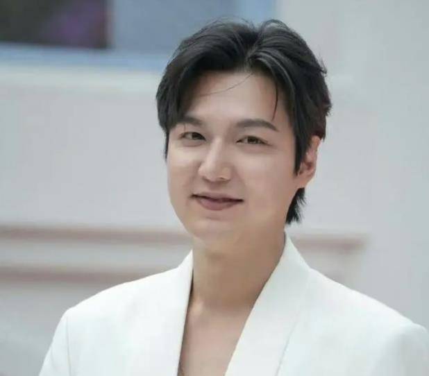 "韩式发福"惹争议,朴灿烈近照脸大变肿,粉丝还爱吗?