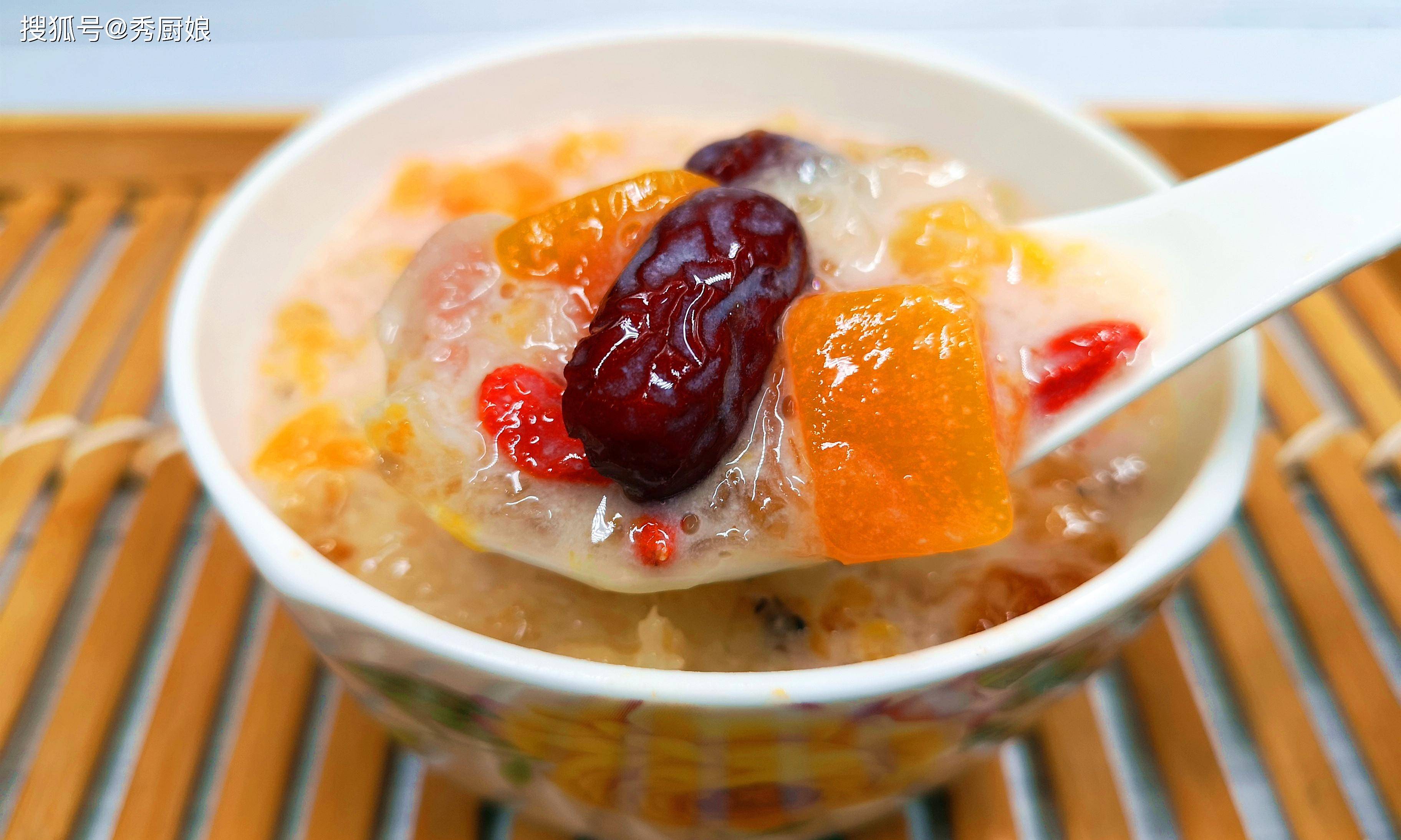 三,【桃胶牛奶羹】这道桃胶牛奶羹,添加了木瓜,银耳,不仅口感丰富