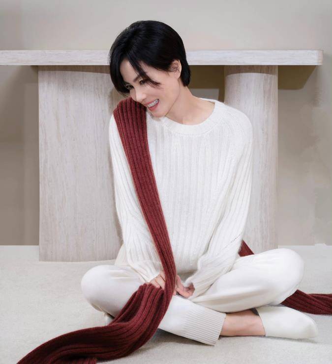 王菲穿着白色连衣裙.