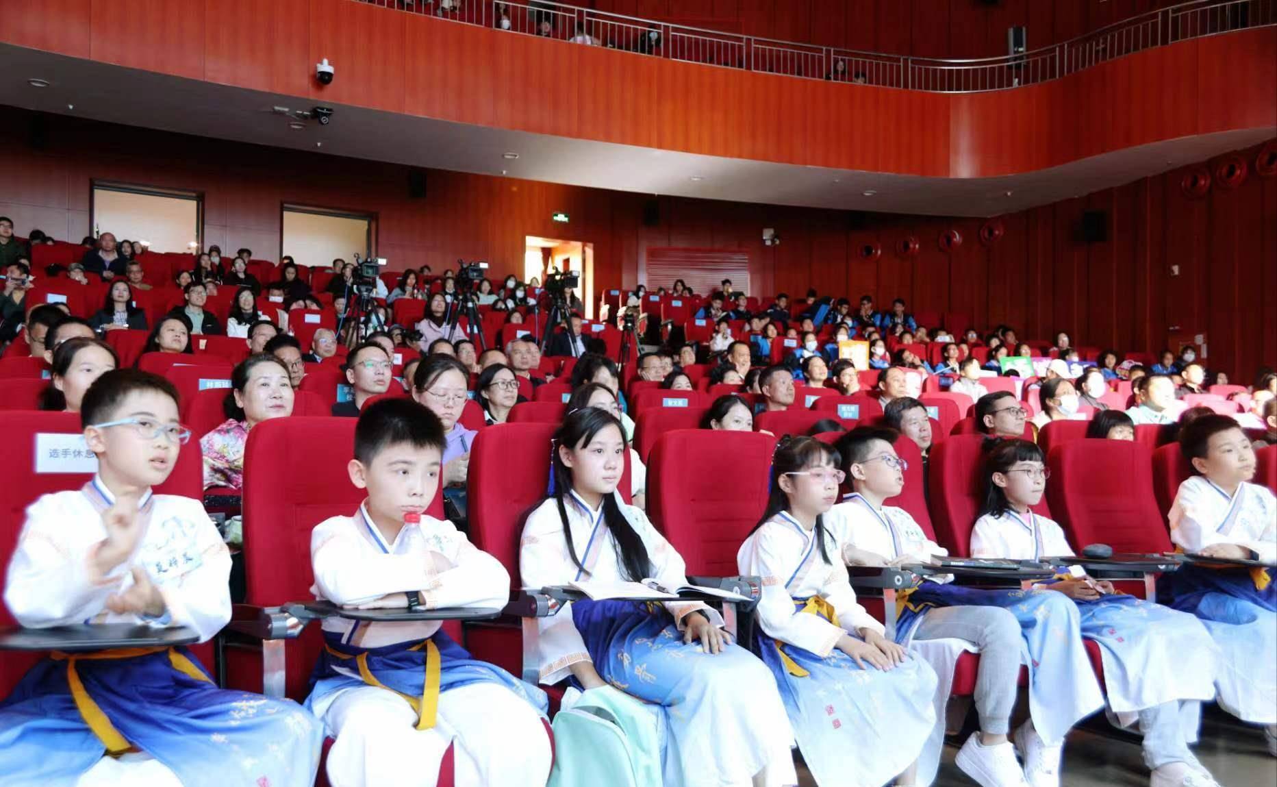 经过一天的精彩角逐,来自广州市番禺区九水坑小学的胡秭萌