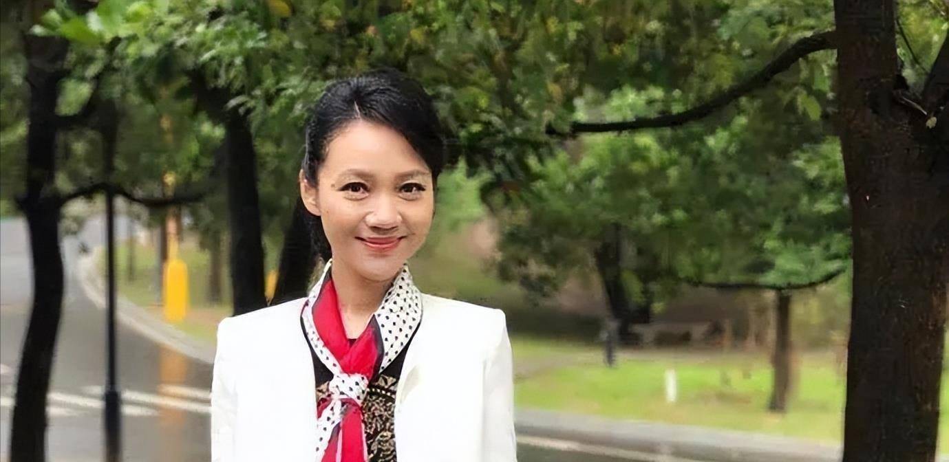 她是著名美女主持人,嫁给神秘老公生下三个孩子,50岁宛如少女_周群