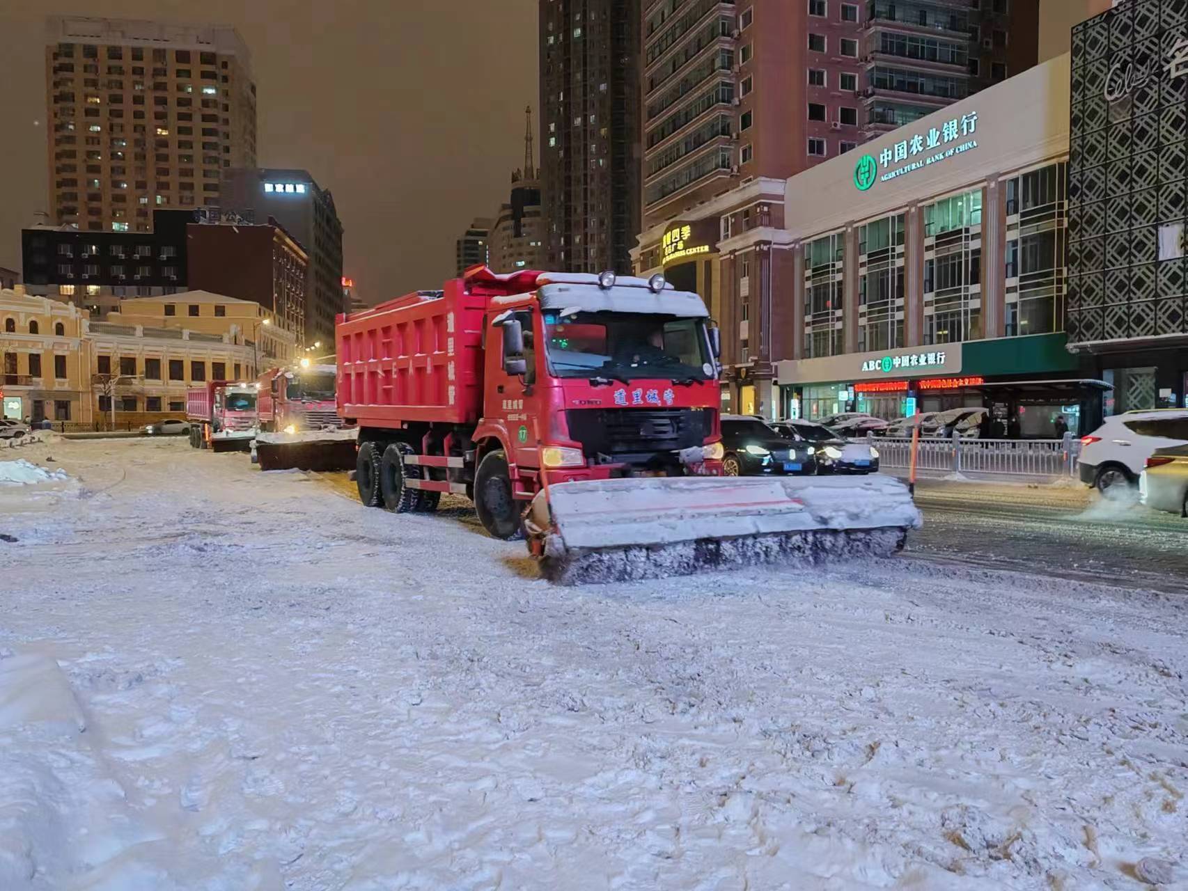 哈尔滨累计清运积雪2.5万车次_冰雪_作业_全市