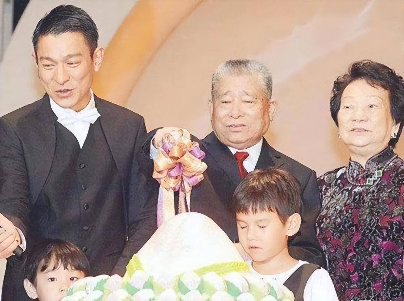 刘德华父亲去世,曾患膀胱癌,父子俩最后合影曝光_爸爸_父母_老人家