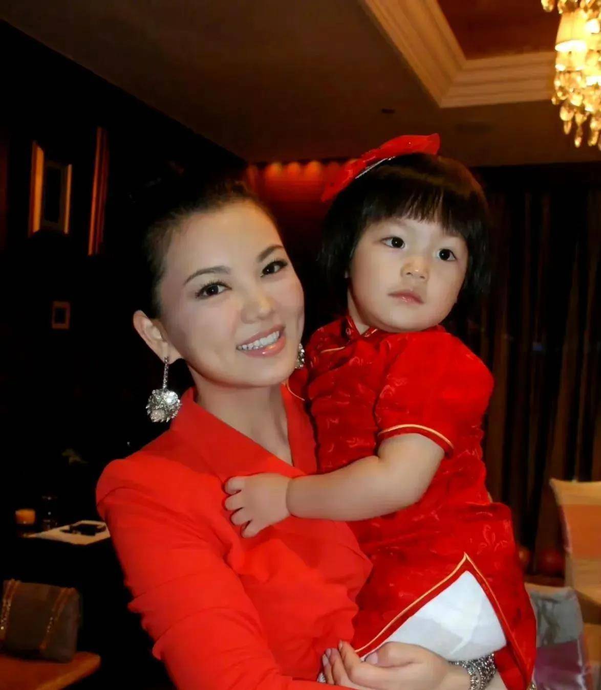 原创当黄多多和王诗龄同晒国外留学照,才知星二代和豪二代差距有多大