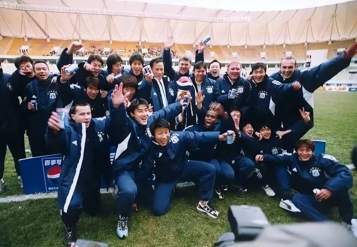 主场夺冠后,大连实德将士在家乡球迷面前忘情庆祝,留下了本文中的这些