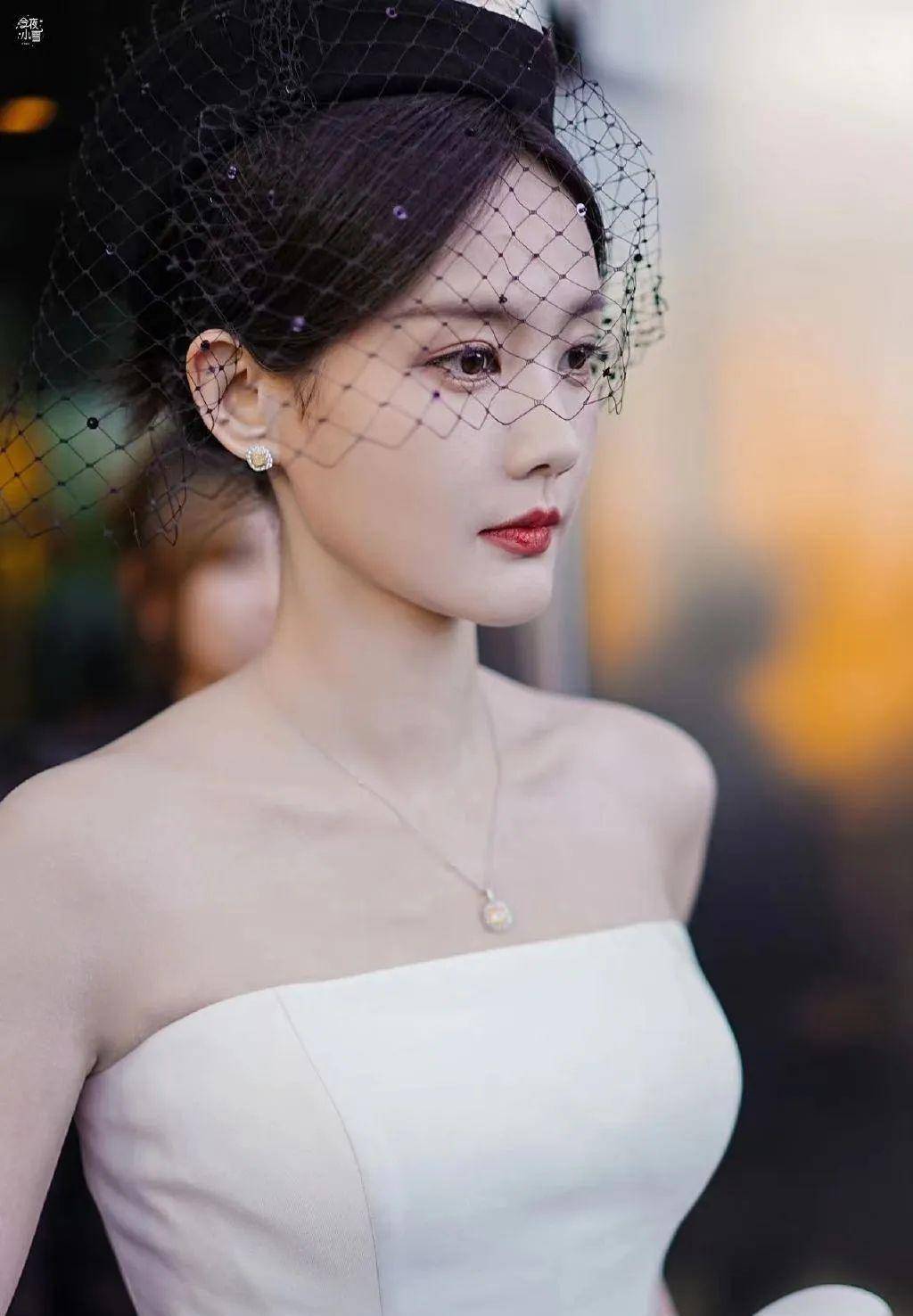 李一桐复古名媛风美照,白色抹胸连衣裙凸显优雅,心里美极了!